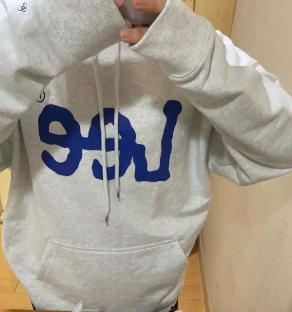 옷이 너무 너무 너무 커요 가오리같음 내 키가 문제지 뭐...옷 자체는 좋고 너무 예뻐요