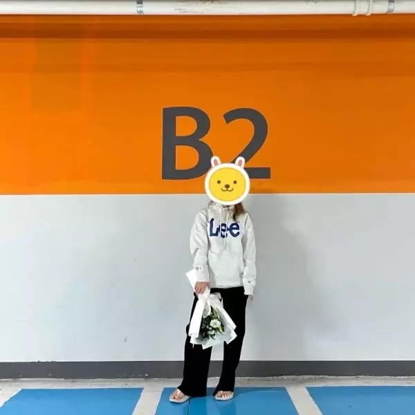 사이즈는 약간 루즈한 핏이에용 팔길이나 옷 길이나 저한테는 긴편 ㅠ ㅠ ,, 그래두 이