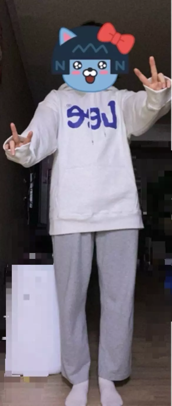 두께는 딱 지금입기 적당하고 색상도 페이지에 나와있는거 그대로에요!좀 큰 거 같은데