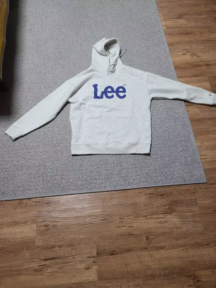 제품 잘 받았네요. 배송은 조금 아쉽지만 옷은 이쁘고 만족합니다.