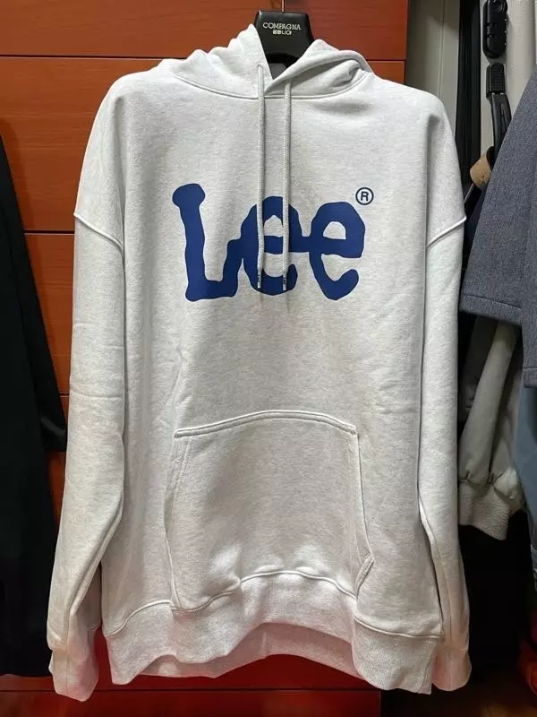 실밥 마감이 제대로 안 된 부분이 좀 아쉽지만색감이랑 옷 자체가 너무 이뻐요여자분들