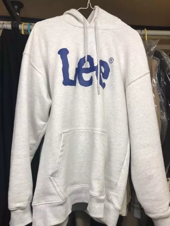 갑자기 날씨가 쌀쌀해져서 요즘 잘 입고 다니고 있어요 M이라 작진 않을까 걱정했는데 