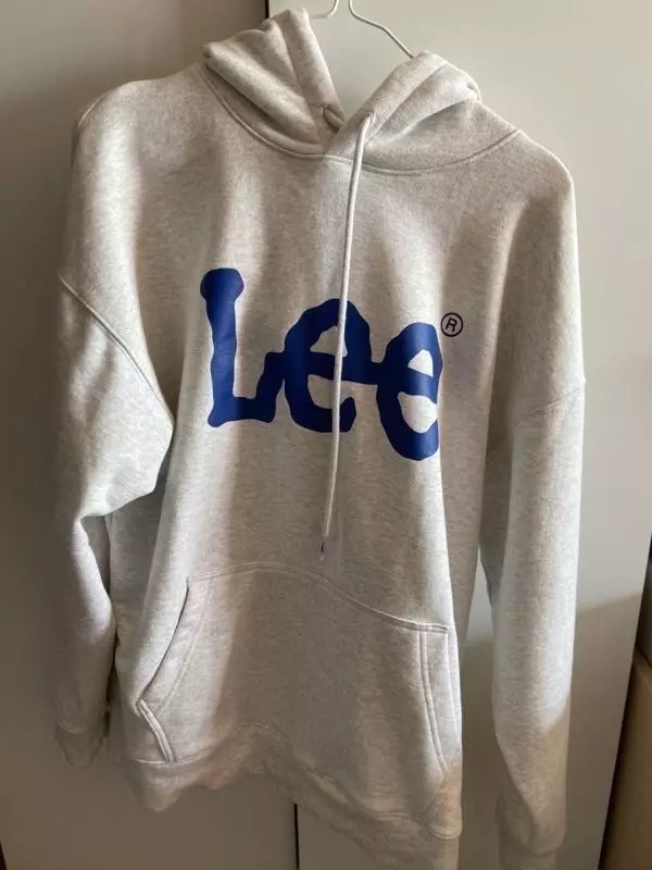 키 164인데 생각보다 기장이 길었어요 로고도 생각보다 컸지만 옷 자체는 좋아용