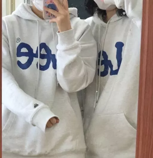 약간 작은 듯합니다..~~ 근데 엄청 얇아요전 기모가 있는게 좋은데 기모가 없어서 아쉽
