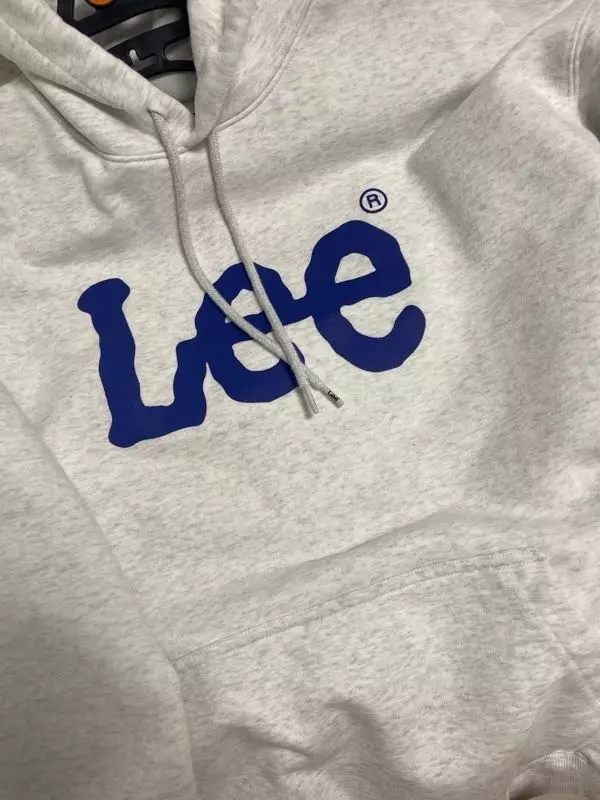 색깔도 예쁘고요 그리고 무난하게 입기 좋아요 건조기 돌리면 사이즈 한 사이즈 아래로