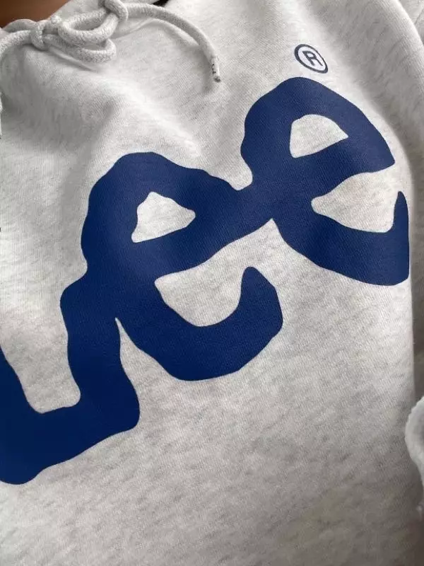 원래도 사이즈를 크게 입는 편이라 크게 샀는데 생각보다 더 커요 !! 한 사이즈 작게 사