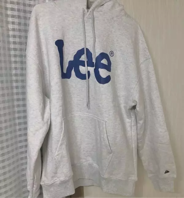 생각했던것 보다 조금 큰 것 같지만 오버핏으로 편안하게 입기 좋아요!