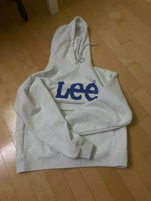 두껍지도 않고 얇지도 않고 딱 적당한 두께입니다 아무 옷이랑 같이 입어도 어울려요