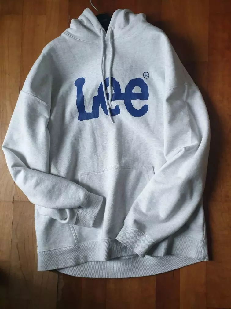 색상도 환하고 두께도 적당해서 맘에 들어요. 자주 입게되네요.