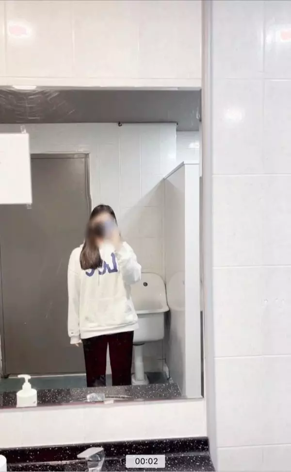 생각했던것보다 좀 짧아서 아쉽다..? 그래도 엉덩이 밑까지 다 가림 색감 되게 좋음 