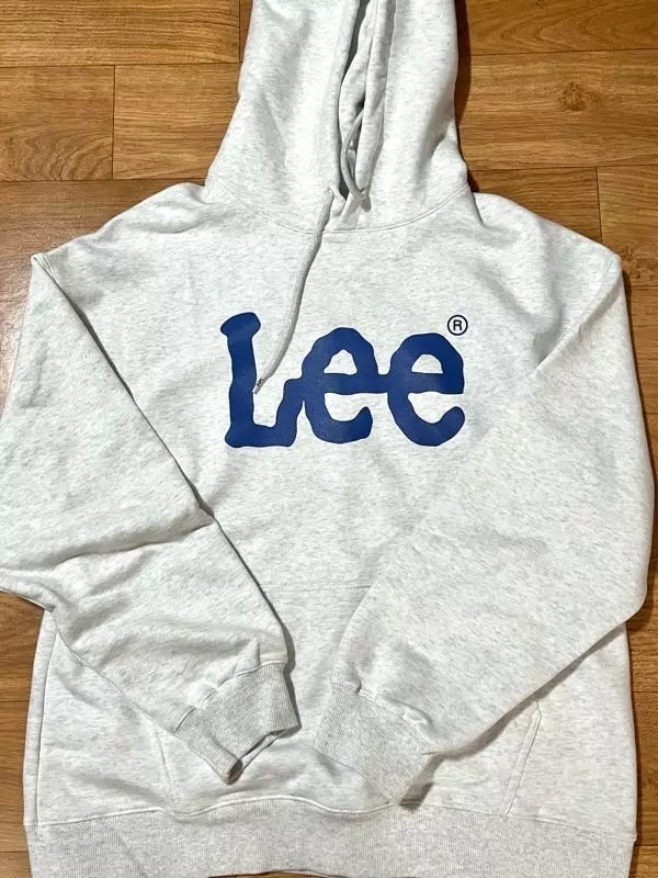 로고도 큼지막하고 이뻐요! 사실 너무 흔해서 고민은 했지만 라이트 그레이 색이 너무 