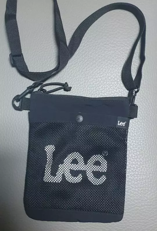 핸드폰도 쏙 들어가고 세컨백으로 디자인은 좋은데 수납공간이 부족한게 아쉽네요.