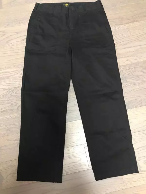 바지 질감은 거칠지만 꽤 도톰하고 내구성이 튼튼해 보임스트레이트 핏 실루엣이 맘에 