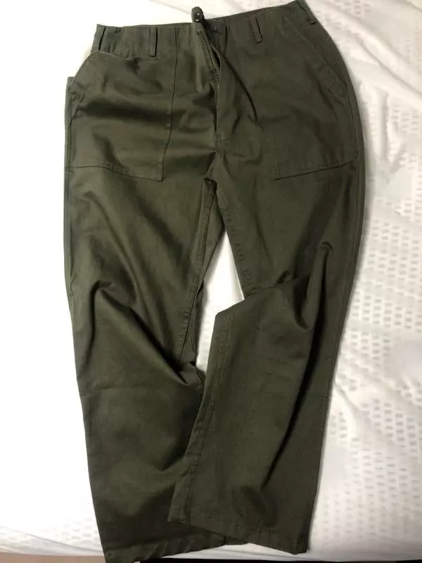 쨍한 카키 색감입니다. 재질이 무척 부드럽고 상의 어떤 색상과도 잘 어울립니다. 핏도