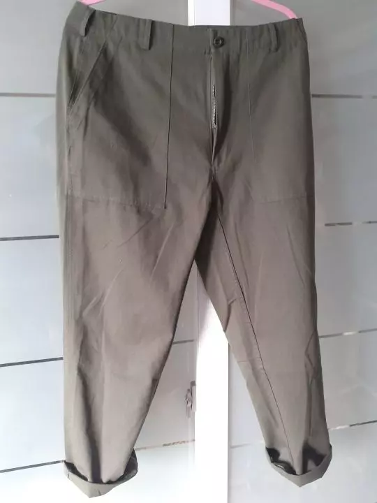 우선 사진은 빛받아서 색상이상한데 예쁜야상의 카키색입니다. 사이즈는 제가 리바이스