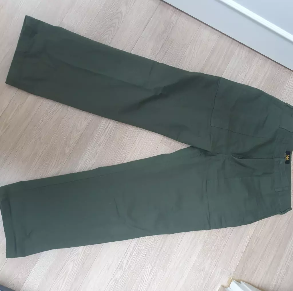 허벅지나 엉덩이 큰 사람도 적당히 맞습니다 입으면서 조금만 더 늘어났으면 좋겠네요