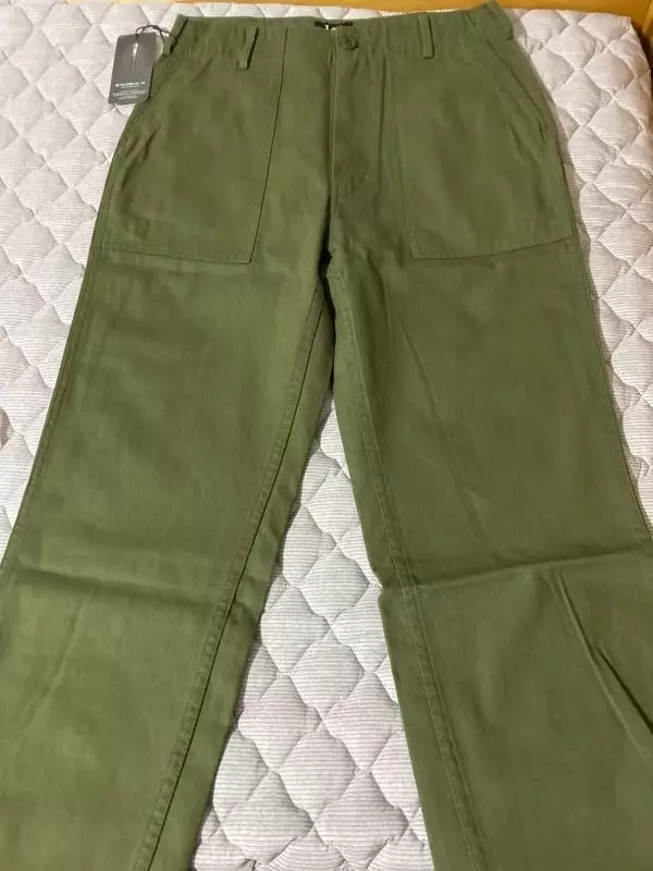 사진보다 색이 좀 더 짙습니다 허리는 약간 큰데 벨트할 필요까진 없겠네요