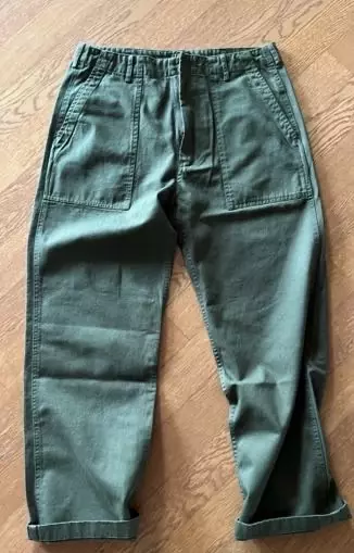 재질이 힘이 없는? 재질이에요빳빳하지 않아서 이쁘게 아래로 쫙 떨어져서 좋아요착용감