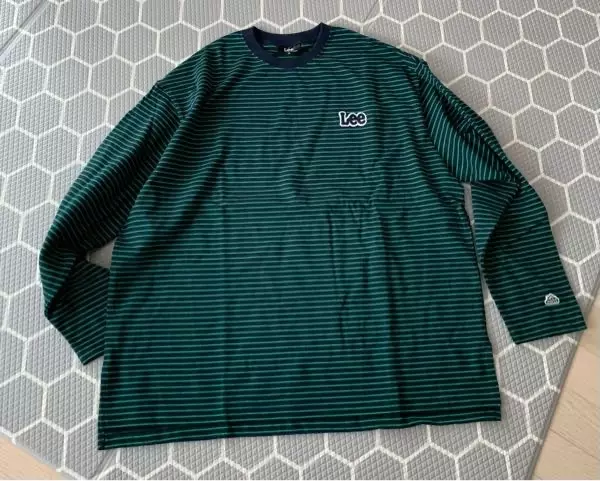 많이 오버핏이예요. 편하게 잘 입을 수 있을 것 같아요.