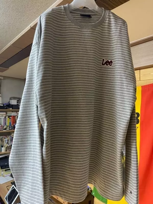 지금 딱 입기 좋아요. 루즈핏이라 편안하고 색감도 이뻐요