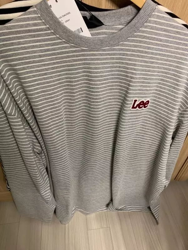 XL입는데 상품평에 크더는 내용이 있어서  L사이즈로 주문했어요~ 여유있게 맞습니다