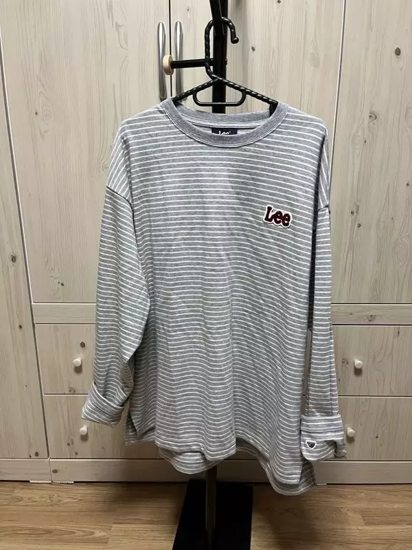 옷이 많이커요  디자인은 맘에 들어요엄청 박한 스타일이네요