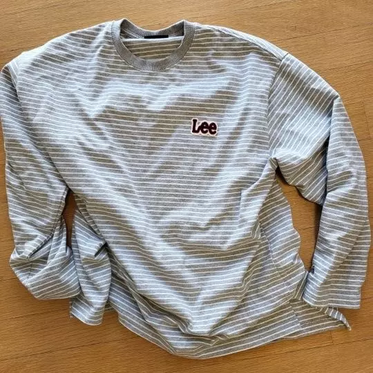 오버핏으로 대충 막 입기 좋고 예쁩니다.싸게 잘 샀네요