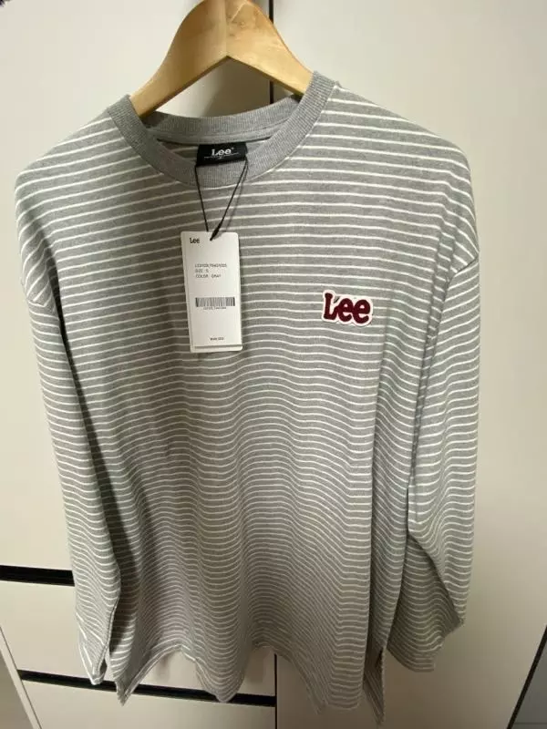 많이 크지만 소재가 탄탄해서 맘에 들어요 안 늘어날 듯