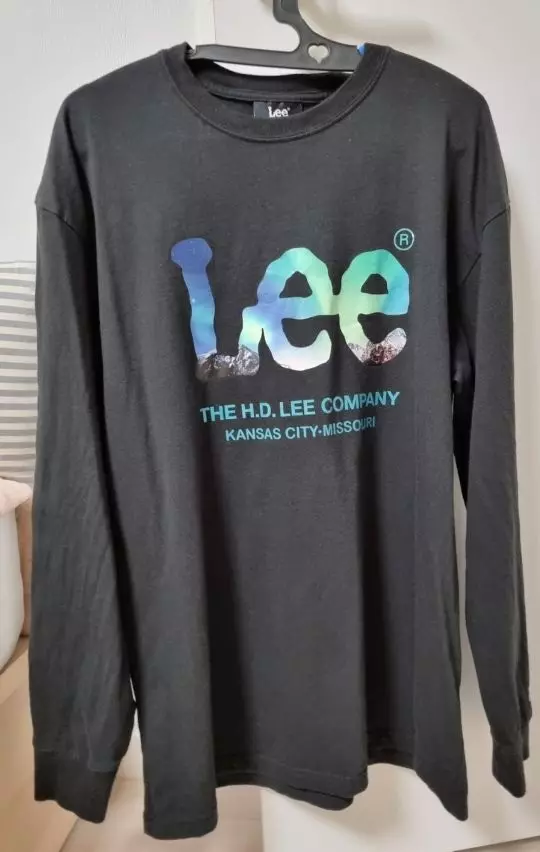 블랙에 Lee  프린팅이 선명한 예쁜티입니다.다들 예쁘다고해서 추천해줬어요.