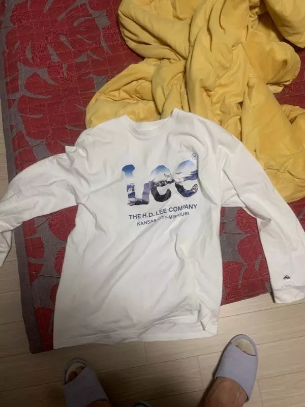 여유롭게 입으려뮌 적당한 사이즈에요 첨엔 크다고 생각했는데