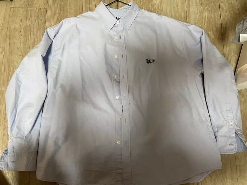 오버핏으로 핏도 예쁘고 Lee 로고 패치가̆̎ 예뻐요