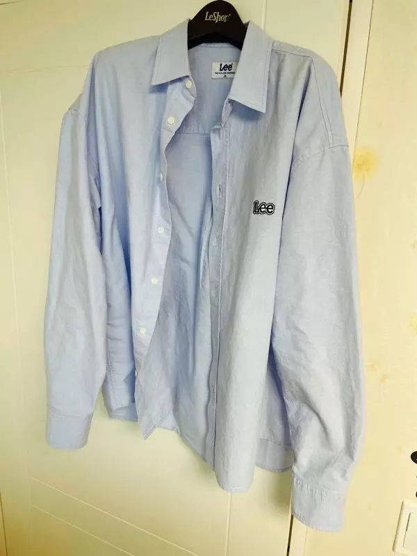 딱 원하던 산뜻한 느낌이에요. 소재도 튼튼.넘나 만족하고 잘 입고 있어요.