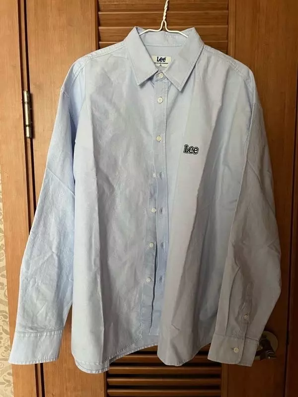 로고가 눈에 들어오는, 기본 아이템. 작은 사이즈인데도 오버핏답게 몸통은 넉넉합니다