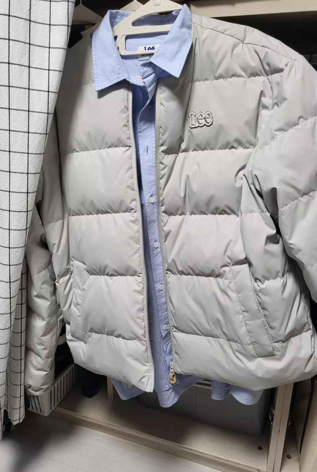 루즈하게 입으려고 크게 주문했어요소재 굉장히 톡톡하고요여름빼고는 이너로 셔츠자켓