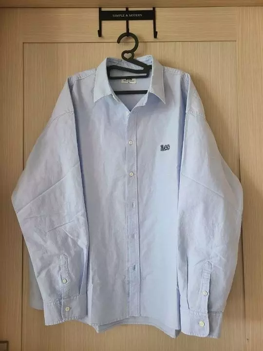 탄탄한 소재여서 안에 반팔티 입고 아우터처럼 입고 다니려구요 예쁩니다ㅎ