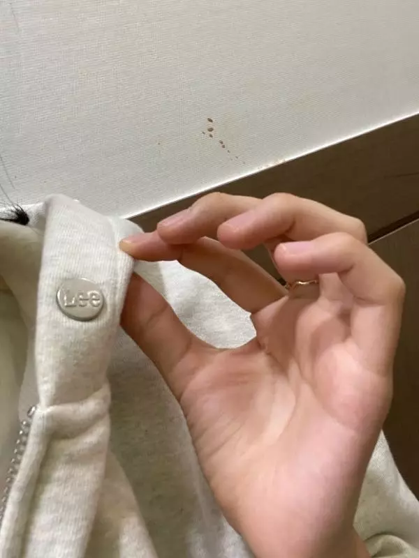 지금 입기 딱 좋아요!! 불량도 없고 그다지 두껍지고 않고 후드집업이라 조금 뒤로 넘어