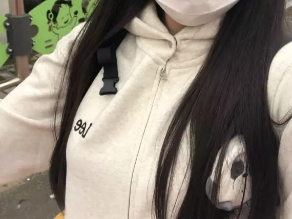 실제 색감과 비슷해요 너무 마음에 듭니다 지금 날씨에 입기 딱 좋아요