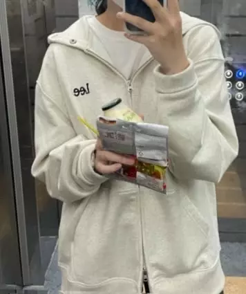 색도 사진보다 실물이 더 예쁘고 핏도 좀 오버 되면서 루즈하고 예뻐요