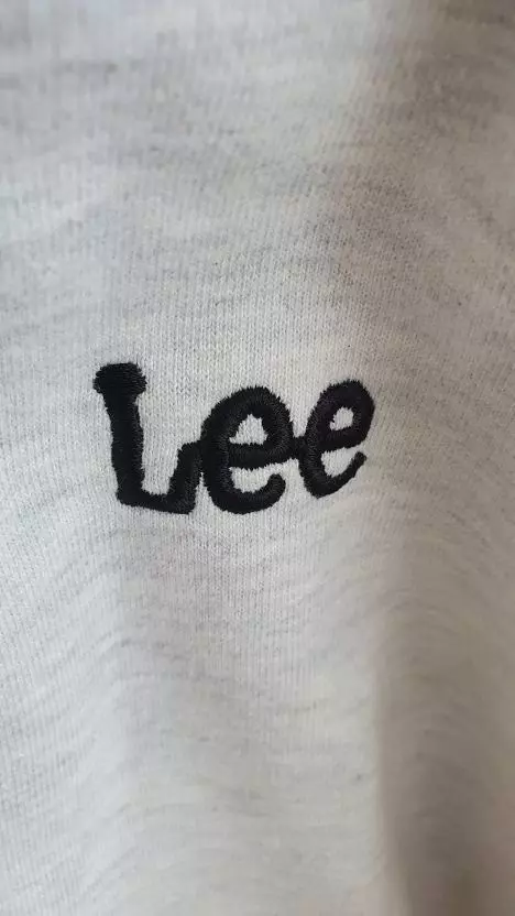 기모 없는 후드집업 원했는데 딱 적당하네요모자에 끈이 없어서 넘 편하고 로고가 자수