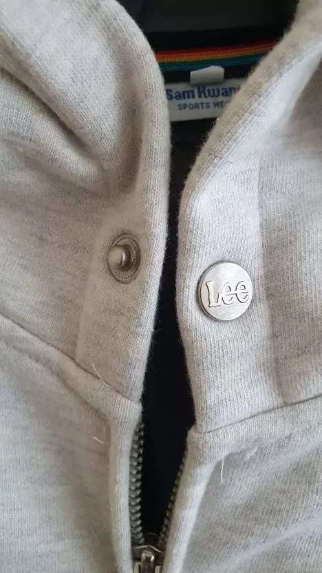 기모 없는 후드집업 원했는데 딱 적당하네요모자에 끈이 없어서 넘 편하고 로고가 자수