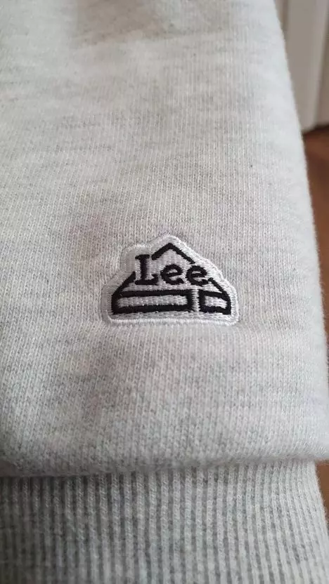 기모 없는 후드집업 원했는데 딱 적당하네요모자에 끈이 없어서 넘 편하고 로고가 자수