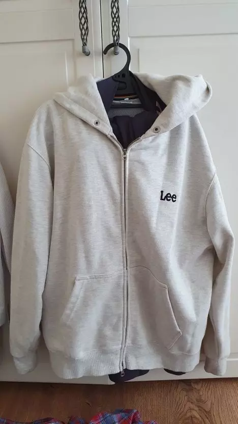 기모 없는 후드집업 원했는데 딱 적당하네요모자에 끈이 없어서 넘 편하고 로고가 자수