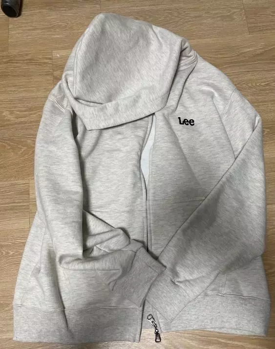 색 너무 이뻐요 지금입기 딱 좋아요 크기도  적당한거ㅛ같아요