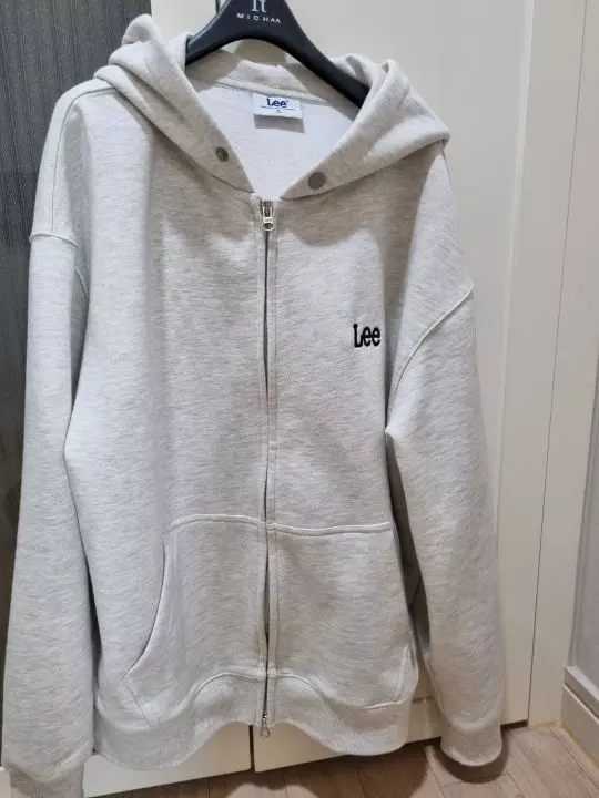 오트밀 색상이 이뻐요~탄탄한 재질은 아니라 모자핏이 제 기준 이쁘지는 않지만 그렇다