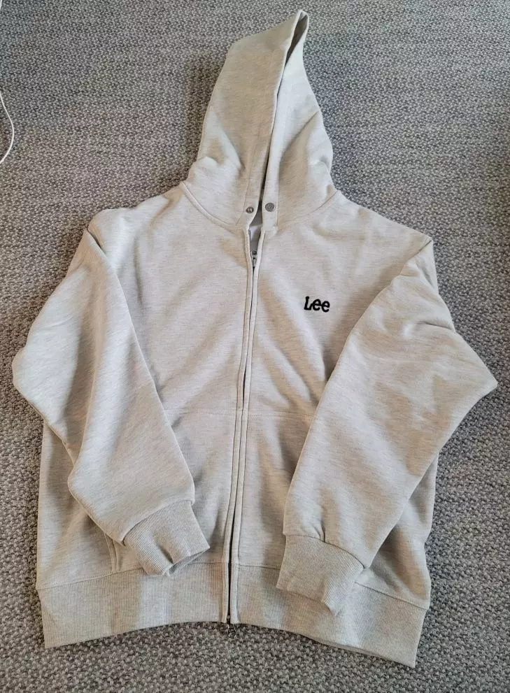 모자에 똑딱이 단추가 귀엽네요 158  43 아이에게 잘 맞아요.  오트색상이 봄에 입기  