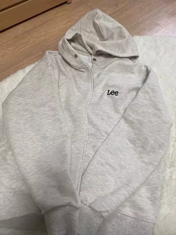 딱 제가 원하던 핏이에용ㅎㅎ너무 이쁩니다! 크게 입는 거 좋아해서 도 크게 살까 했는