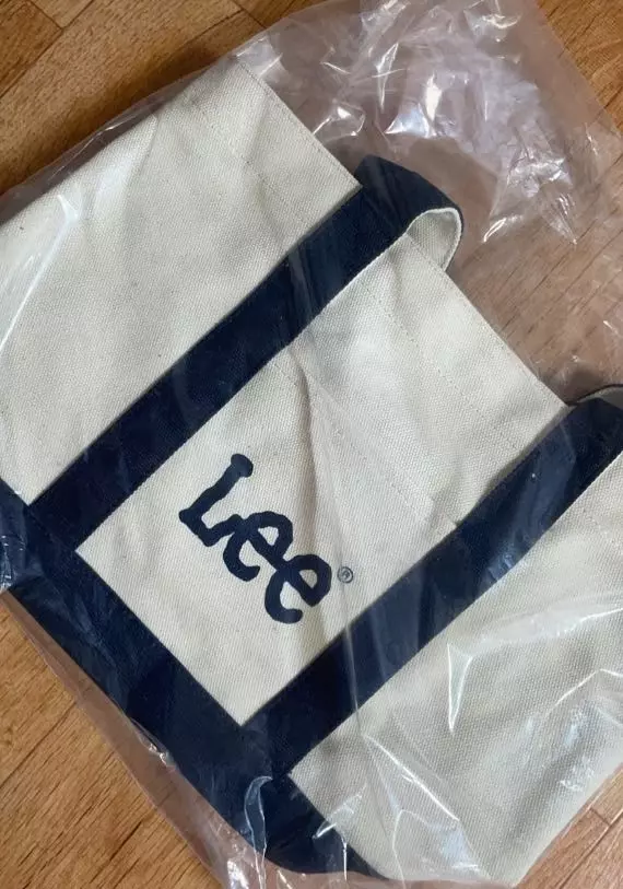 친구 생일 선물로 주려고 주문했는데 넘 예쁘네요~~아마 잘 쓰고 다닐듯합니다ㅋㅋ저도