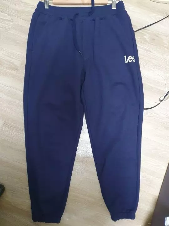 이전에 구매한 후드랑 셋업으로 입으려구 구매했습니다.굉장히 부드러워서 자주입을거같