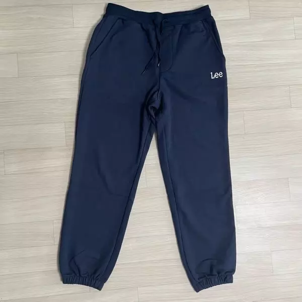 사이즈가 약간 크긴 하지만 편하게 입을 수 있을거 같아요 :)