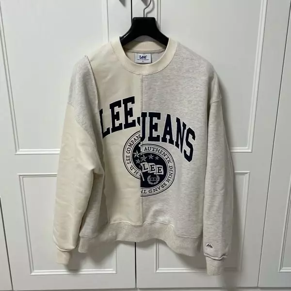 예뻐요. 입을수록 더 마음에 드네요! 무난한 듯 포인트가 있어서 좋아요. 다른색상도 구